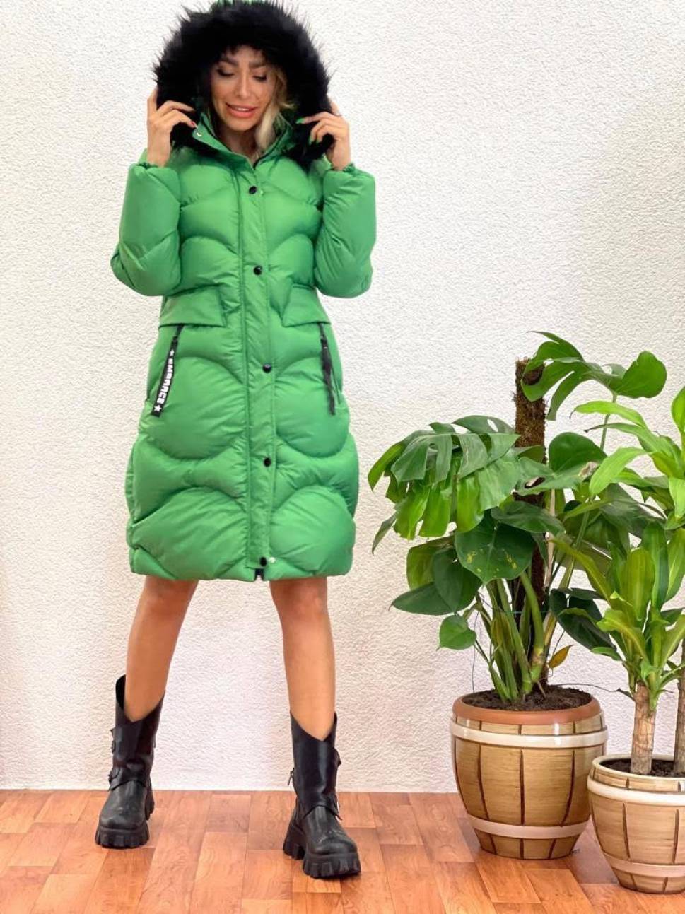 Žalios spalvos pūkinis paltas