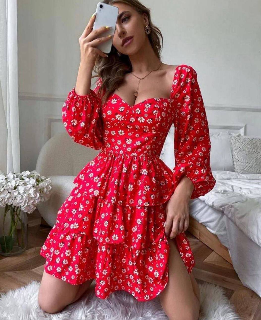 Puošni raudonos spalvos suknelė