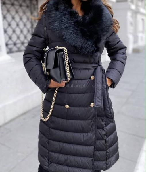 Juodos spalvos paltas su kailiu