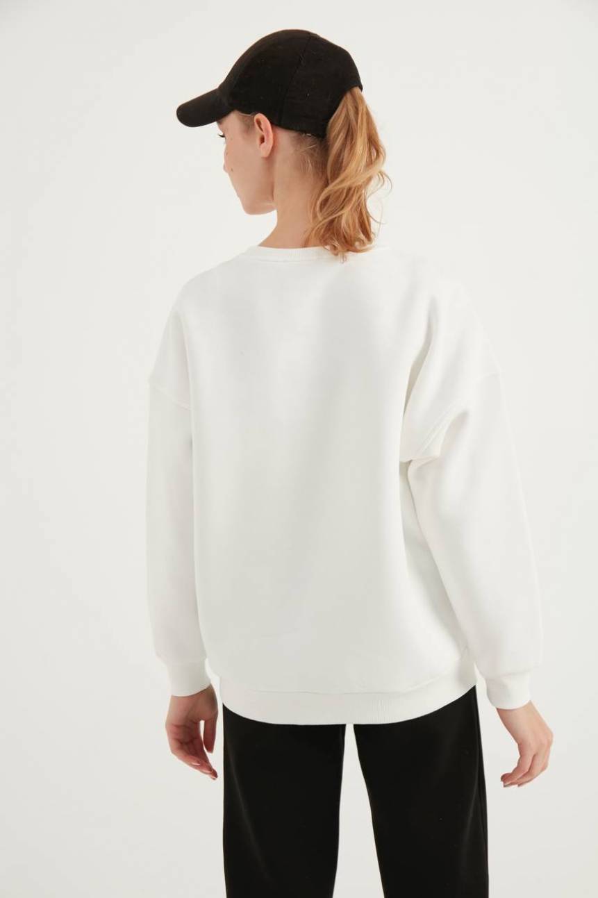 Baltos spalvos džemperis